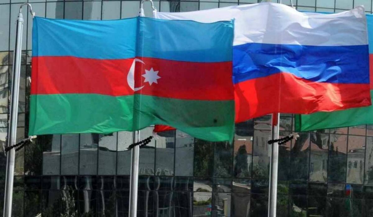     Национальные флаги России и Азербайджана. Источник: ria.ru Автор фото: Владимир Федоренко