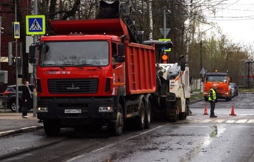 Возле МФТИ в Долгопрудном ведётся замена асфальта