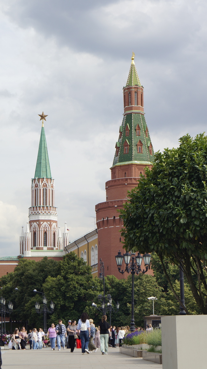 Никольская башня (слева)