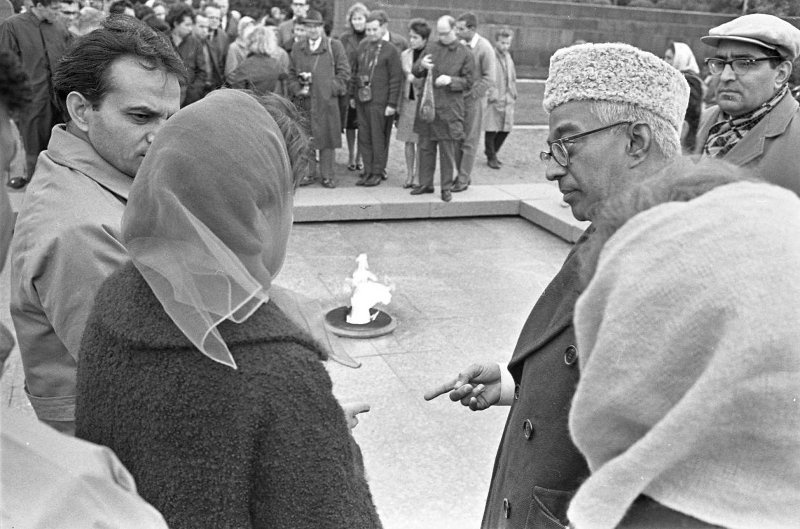 Индийская делегация на Марсовом поле. Фотограф Сигизмунд Кропивницкий. Сентябрь 1964 года. Источник