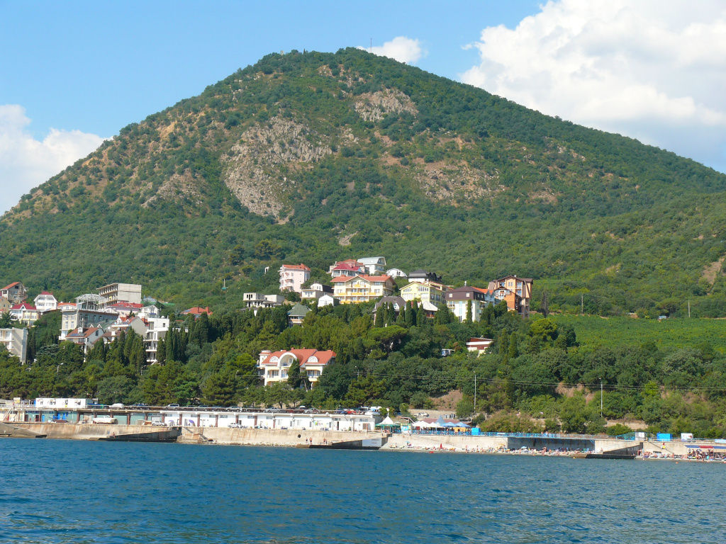 На обращённых к морю склонах горы Кастель близ Алушты в XIX веке находились дачи крупных учёных и общественных деятелей – олицетворение «высших форм человеческой культуры»