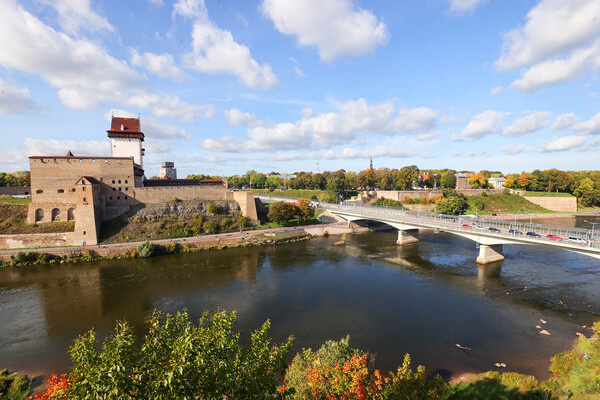 Вид на Нарвскую крепость и мост через реку Нарва, соединяющий Россию с Эстонией, 2023 год / Александр Демьянчук/ТАСС   📷