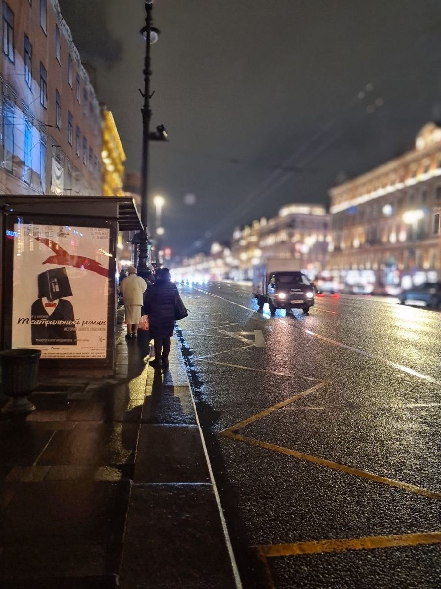 Кадр из одного совершенного обычного апрельского вечера. Просто город, вечер, влажный от дождя асфальт, обычная жизнь вокруг. Фото из личного архива автора