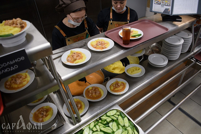 Следком проверит жалобы о поставках гнилых фруктов и заплесневелого творога в краснодарские школы