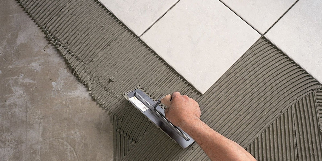 Я годами упирал плитку неправильно, пока не подсмотрел, как это делает другой плиточник