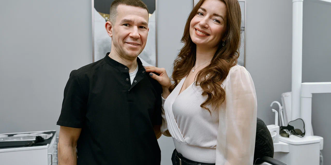 Можно ли просто закрыть щель между зубами с помощью виниров (без брекетов) и как именно проходит процесс установки в клинике?