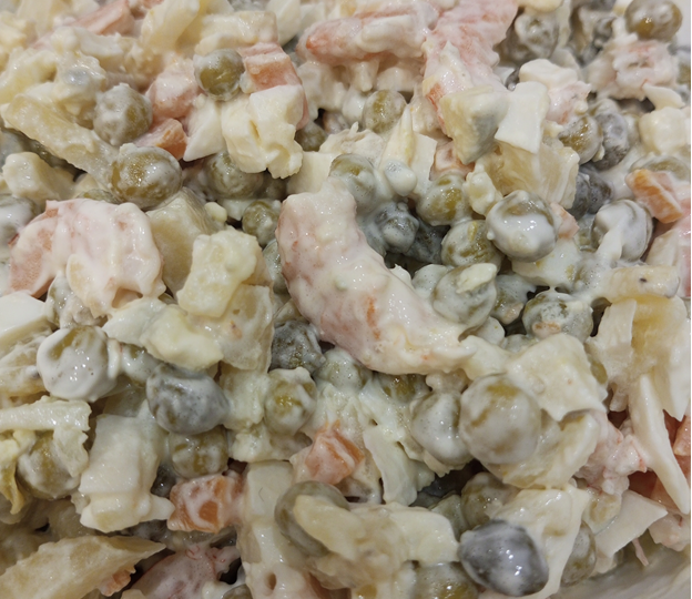 Оливье с каперсами и креветками.