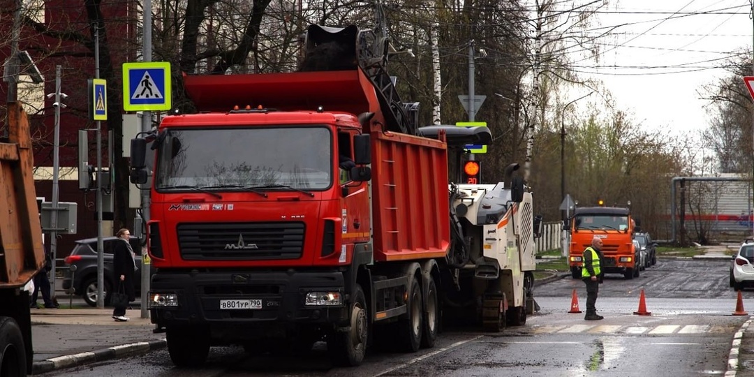 Возле МФТИ в Долгопрудном ведётся замена асфальта