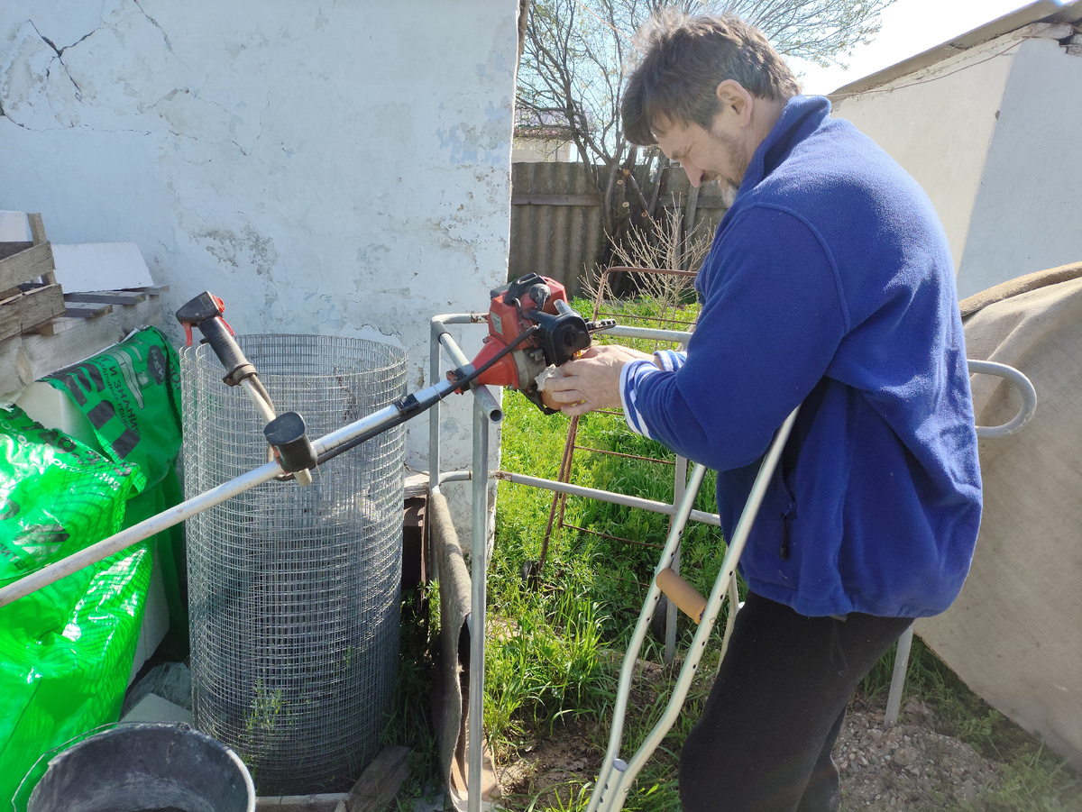 Починяет, но не примус.