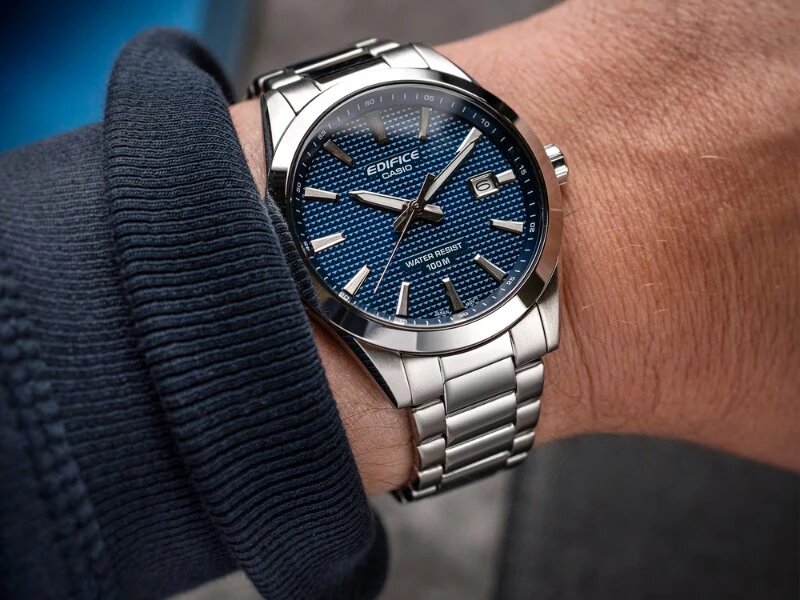 Необычный геометрический узор на циферблате Edifice EFV-160D-2A приковывает внимание