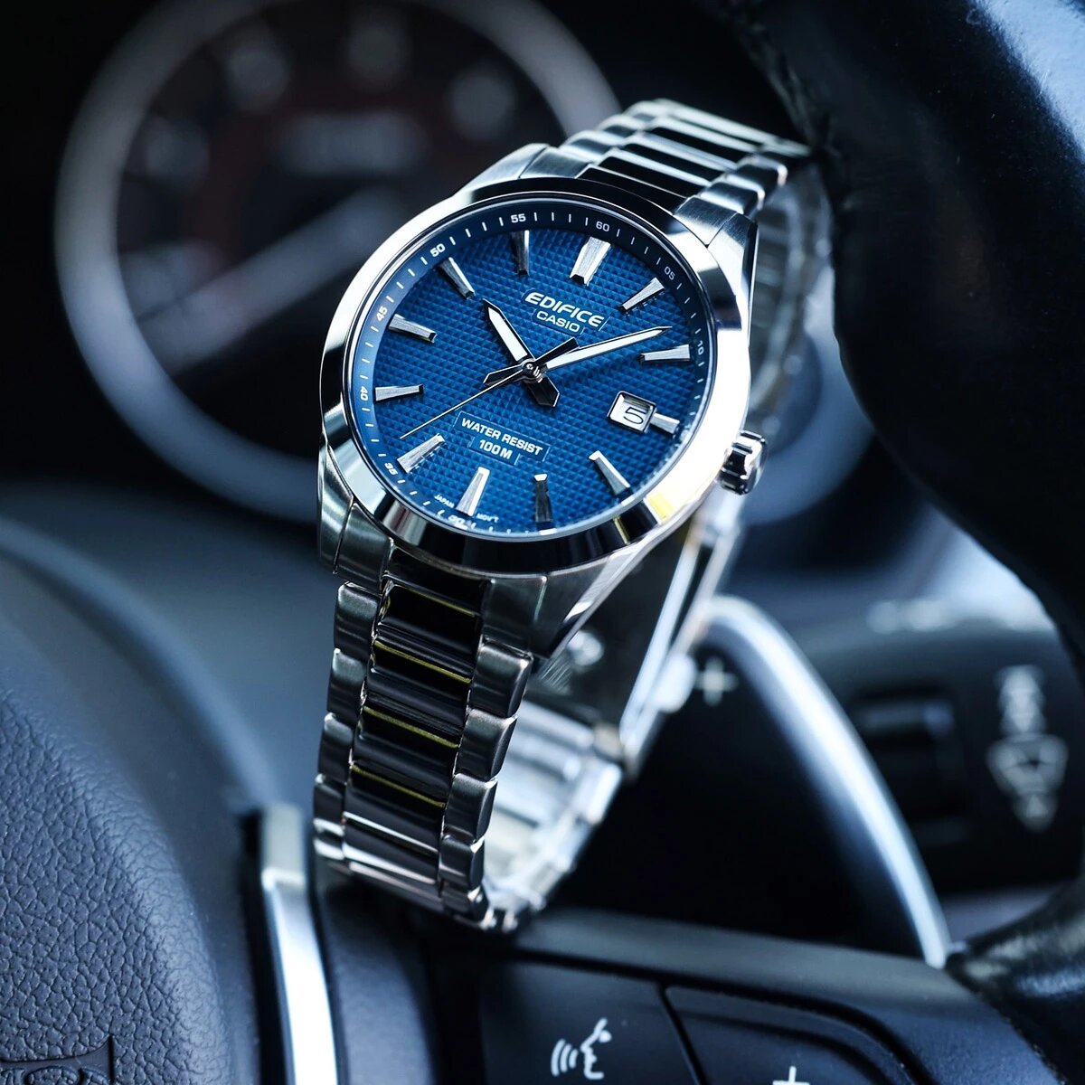 Стрелки и дату видно четко — изгиб минерального стекла уменьшает блики