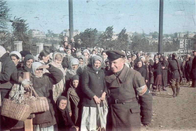 1941 год - Киев УССР, спустя 10 дней, после падения города. И это наглядный пример того, что предателей всегда хватало, и их репрессии не затронули.