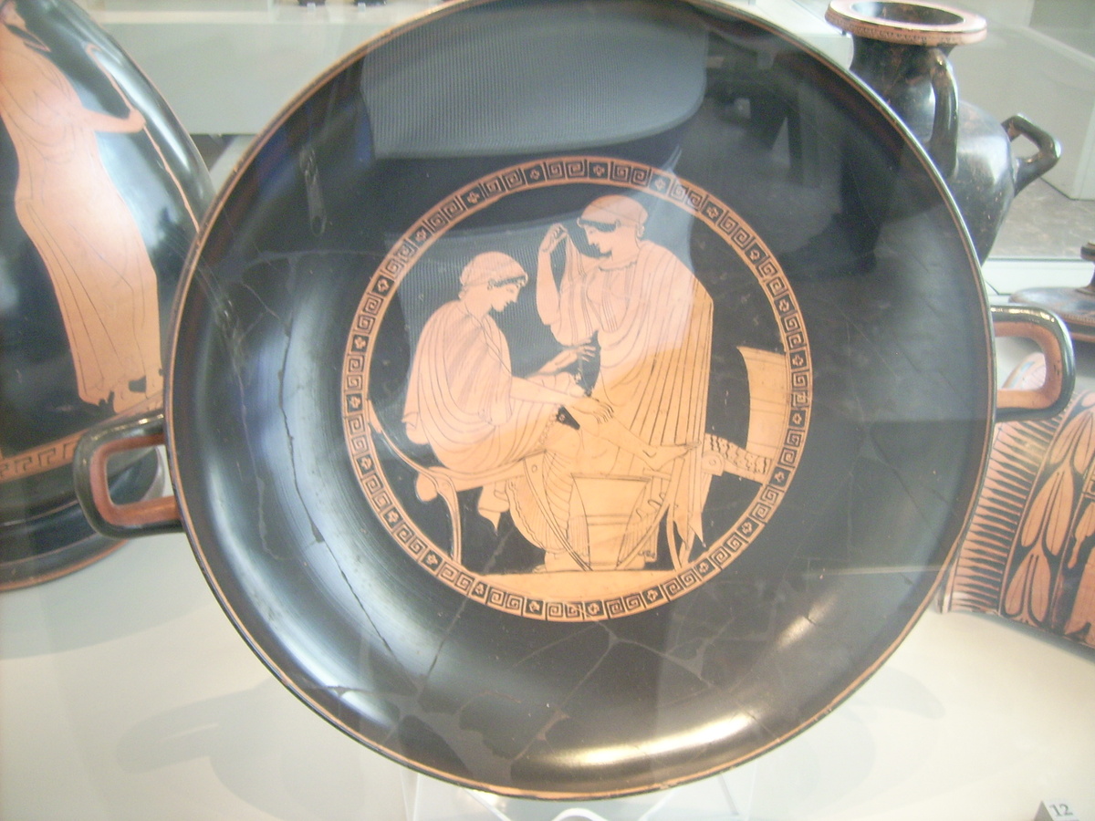 Вазописец Дурис, «Женщины за мытьем», тондо краснофигурного аттического килика. V век до н.э. Античное собрание, Берлин, Германия. 