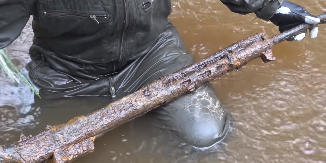 Охотник утопил ружьё в озере, не явился в суд и получил штраф