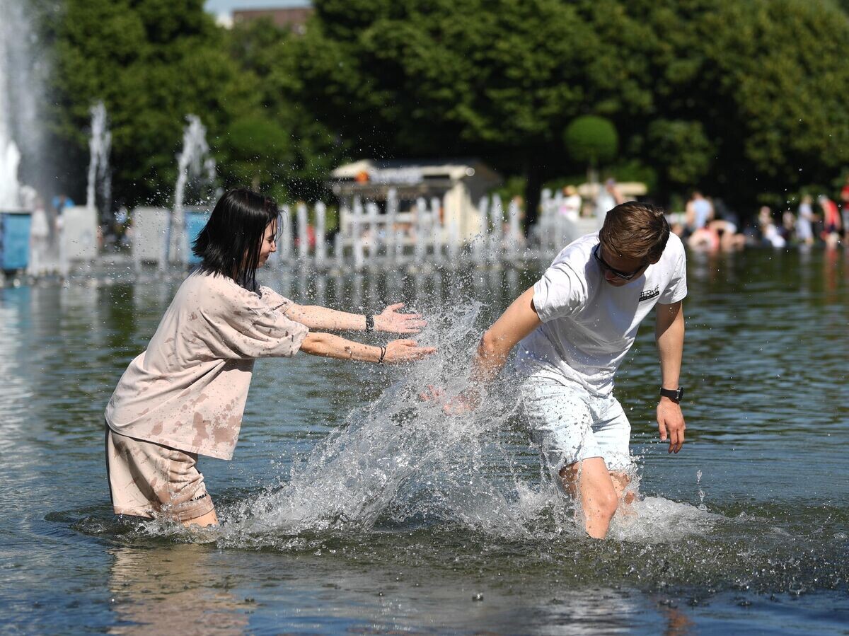    Отдыхающие в Парке культуры имени Горького в Москве в жаркую погоду | © РИА Новости / Павел Бедняков