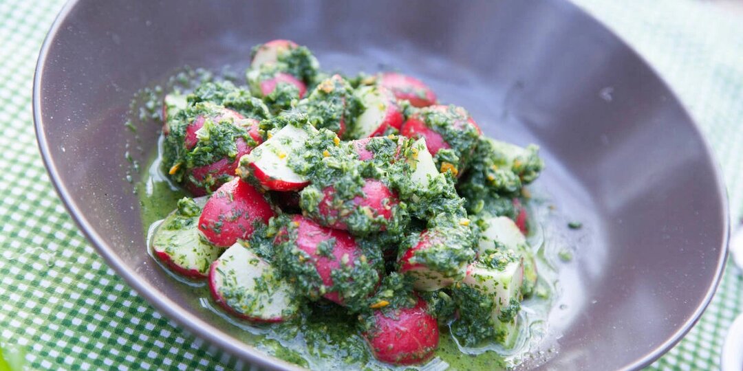 Из первых дачных овощей: 7 ПРОСТЫХ САЛАТОВ, которые хочется повторять всё лето. Рецепт 1 из 7. Салат из редиски с укропным песто