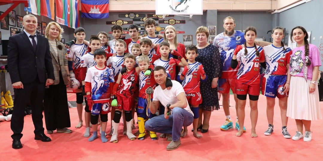 Глаза горят, когда в руках - золото Сочи! Олимпийский чемпион Александр Легков на один день стал наставником для юных долгопрудненцев