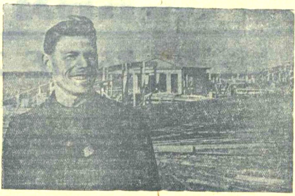 Кузнец-стахановец К. Краличкин, выполняющий нормы до 200 процентов. Фото К. Бабаев. Газета «Красная Чувашия» № 117, 21 мая.