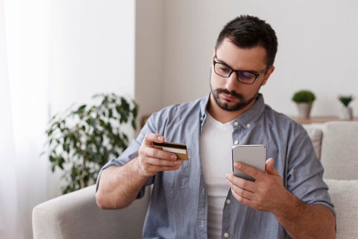 Защитные механизмы нужны, чтобы мошенники не смогли украсть ваши деньги. Но иногда система воспринимает как угрозу обычный платеж. Источник: Prostock-studio / Shutterstock / FOTODOM📷
