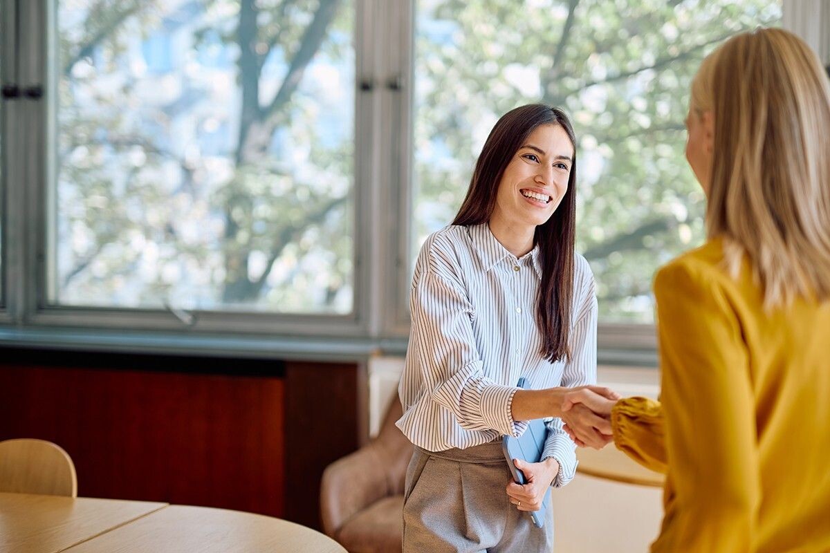 Не торопитесь идти на собеседование. Вначале проверьте организацию. Источник: we.bond.creations / Shutterstock / FOTODOM📷
