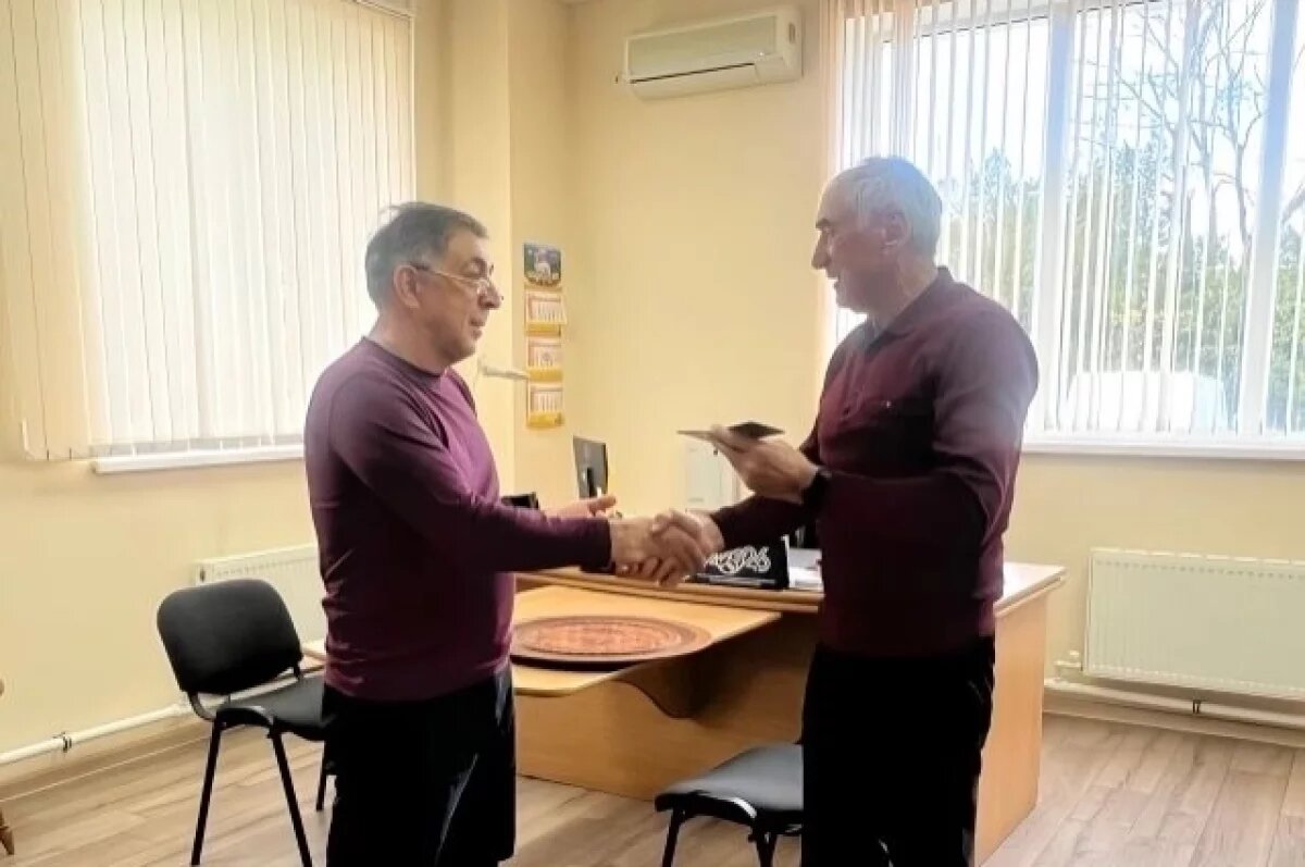    Художнику из Адыгеи Рамазану Хуажеву присовили звание «Народный мастер РФ»