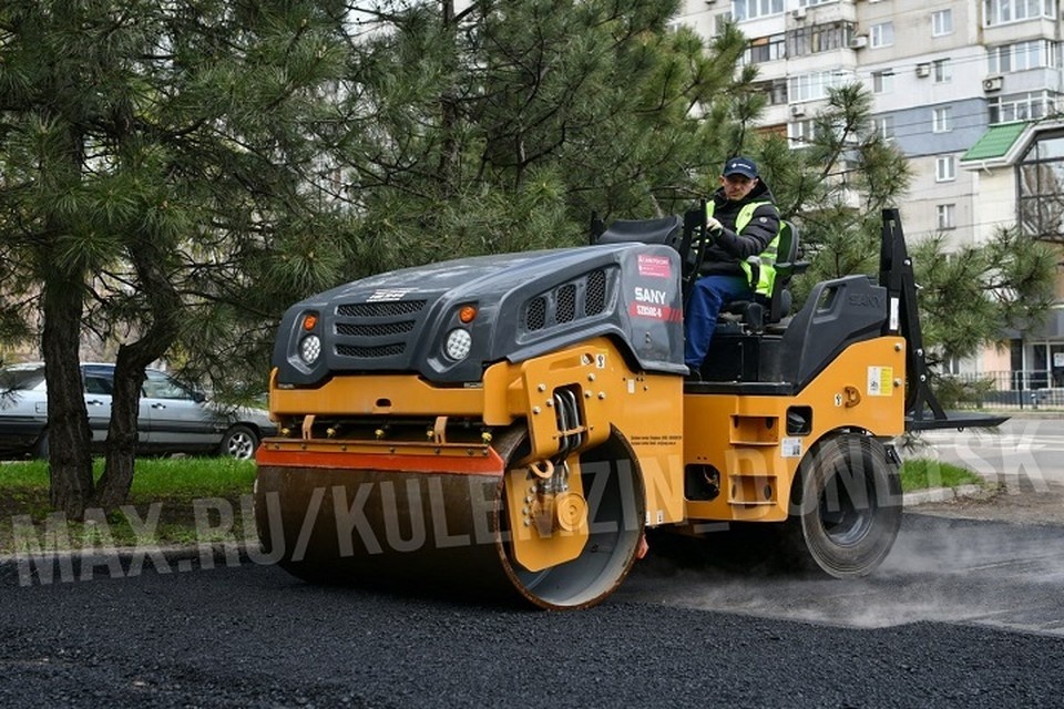    В Донецке стартовали работы по обновлению внутриквартальных дорог. Фото: MAX/Кулемзин