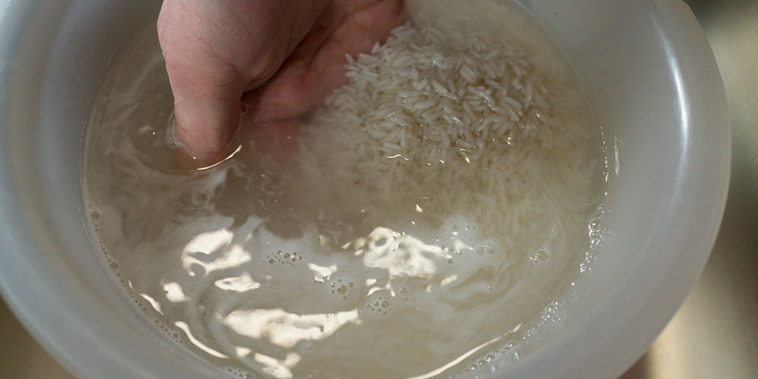 Секреты плова: промываем и закладываем в казан рис.