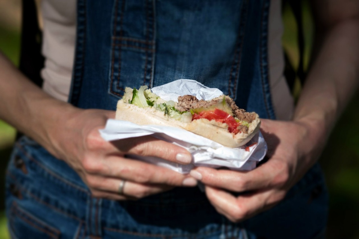 Чем опасна еда “на ходу”: как привычка перекусывать всухомятку влияет на организм