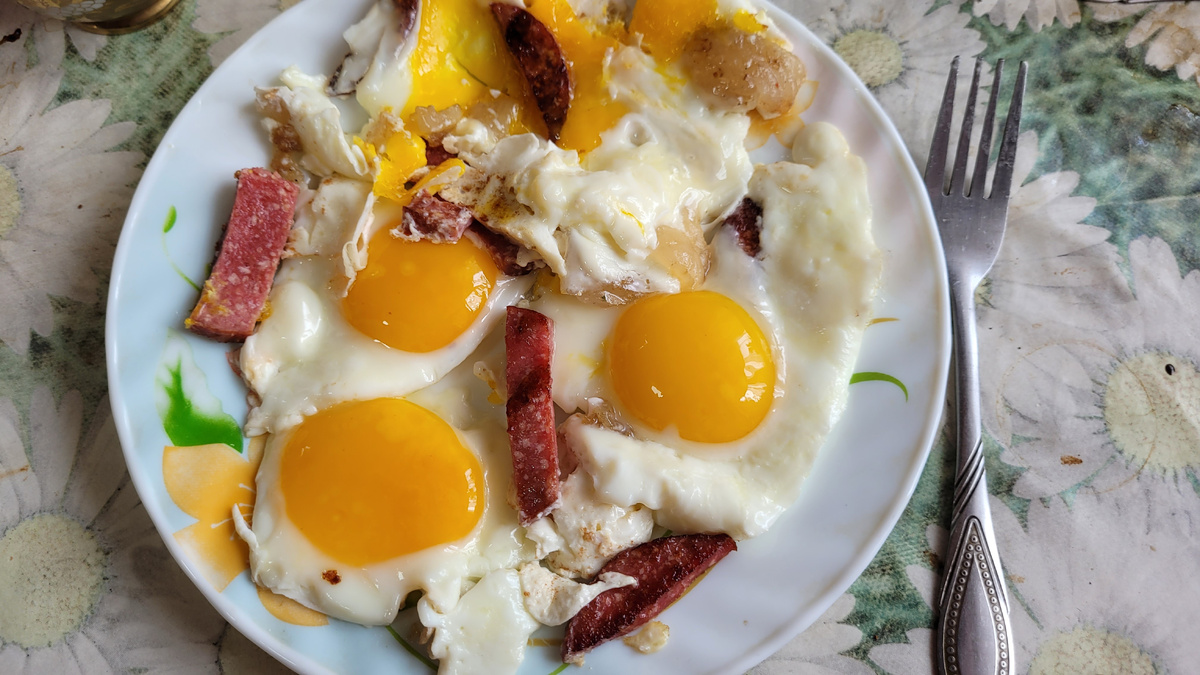 Яичница с салом и колбасой.