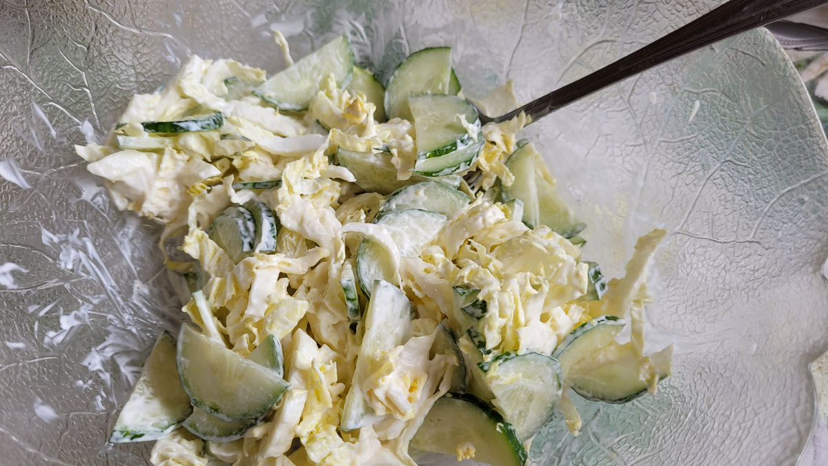 Пекинская капуста с огурцом и майонезом.