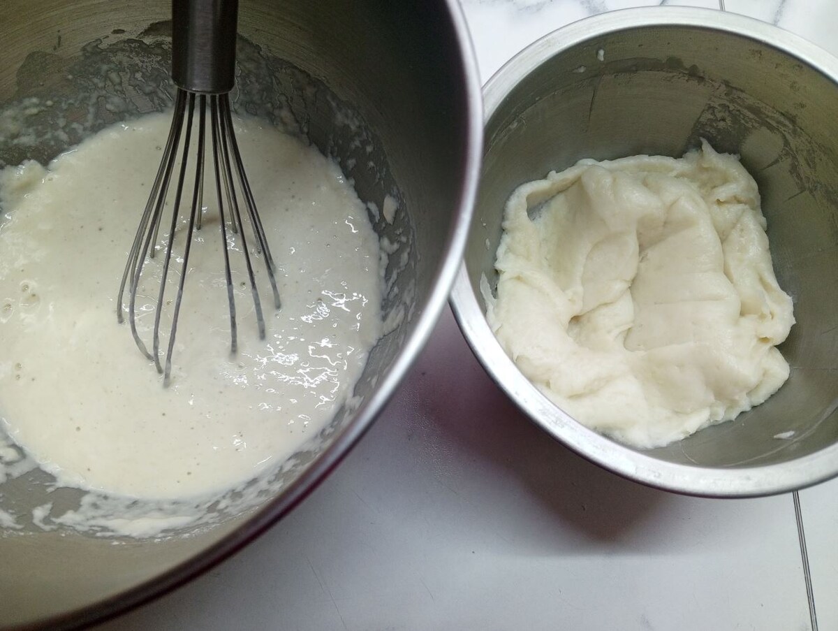 Слева опара, справа заварная часть теста