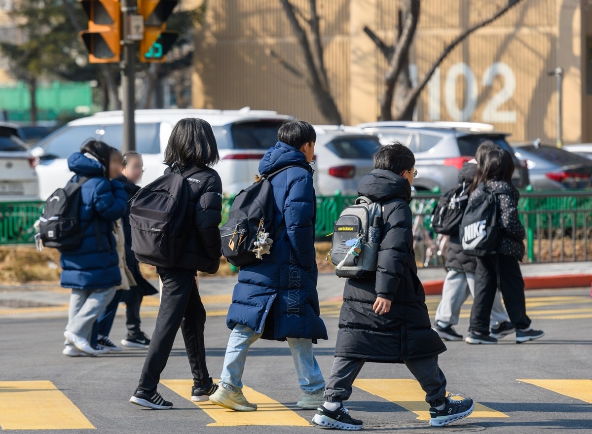 Ученики выходят из начальной школы после окончания уроков (Getty Images)