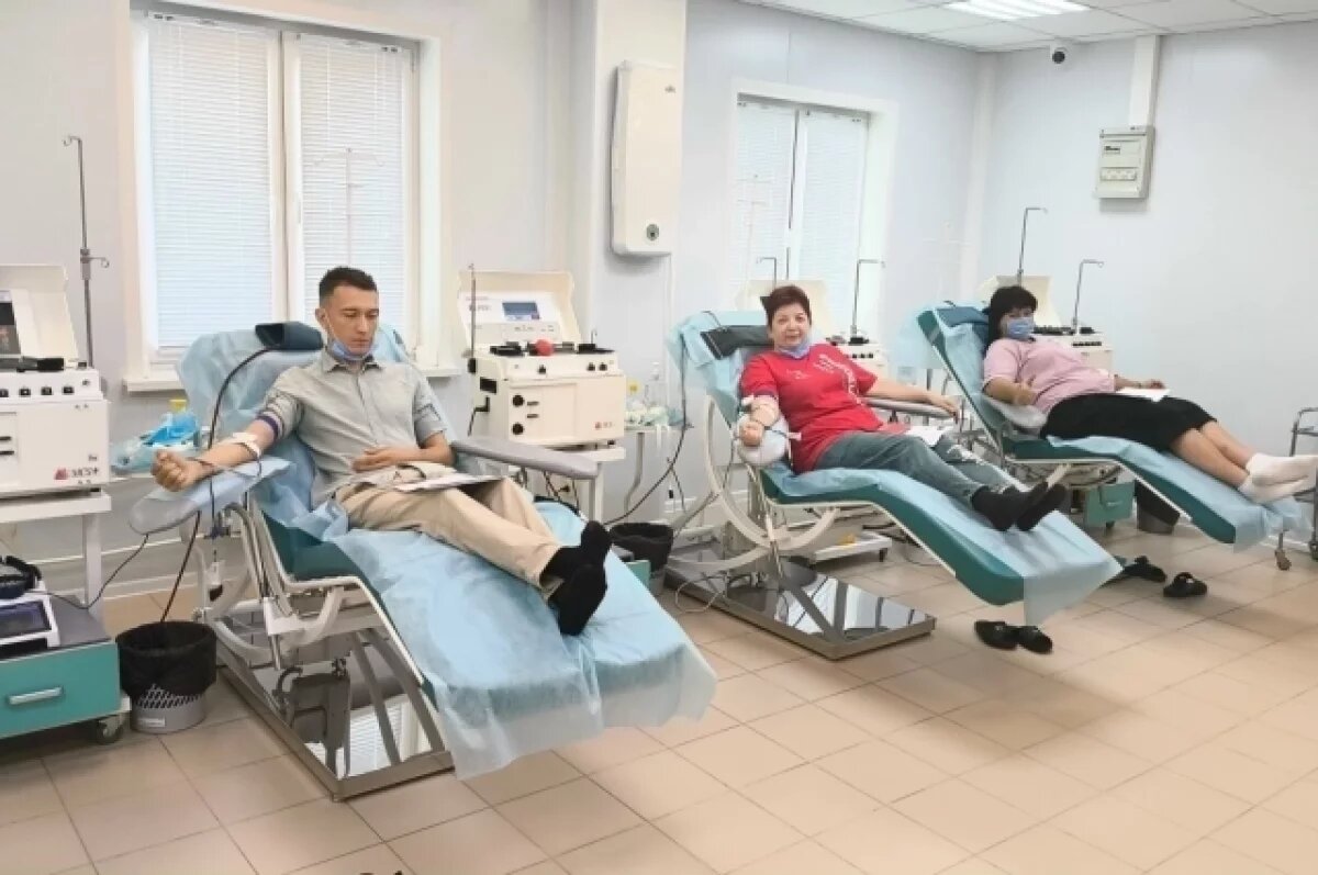    Мужчинам разрешено сдавать кровь не чаще 5 раз в год, женщинам - не чаще 4 раз.
