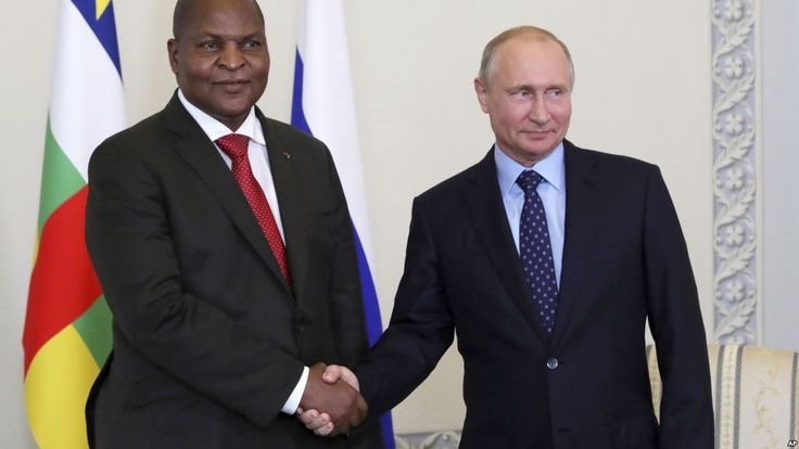 Вот мне интересно,как так типа кризис страшный надвигается на Россию,увольнение везде,а они их завозят, муть какая-то.