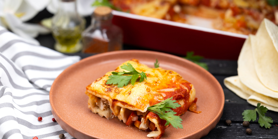 Сыр, курица и томатный соус: энчилада в духовке