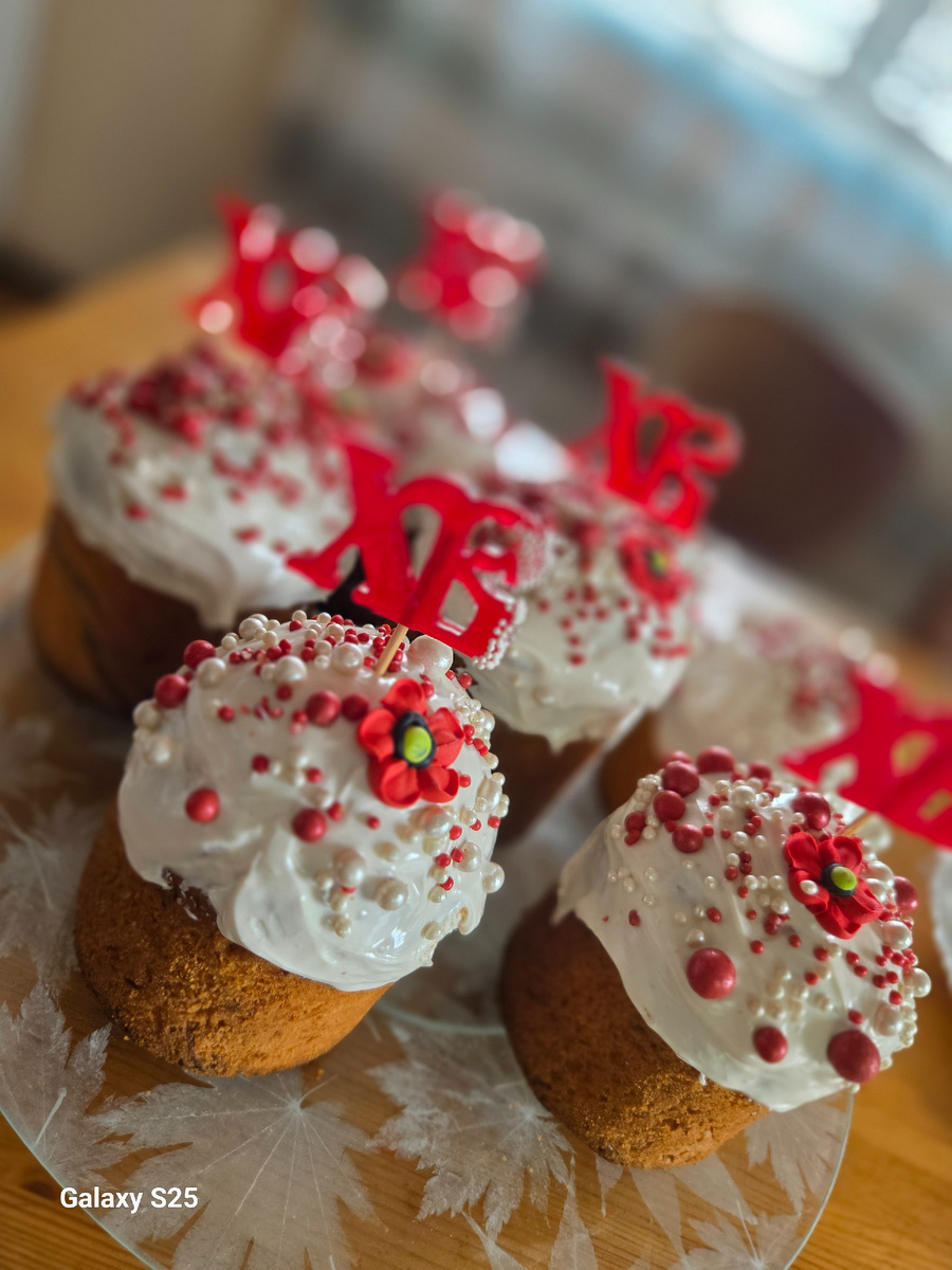 На первом плане - морковные куличи.