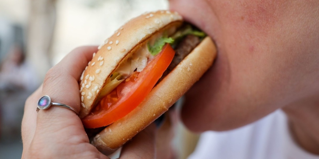 Потому что можно за стоимость этой булки и стакана кофе полноценно пообедать в кафе нормальной едой.