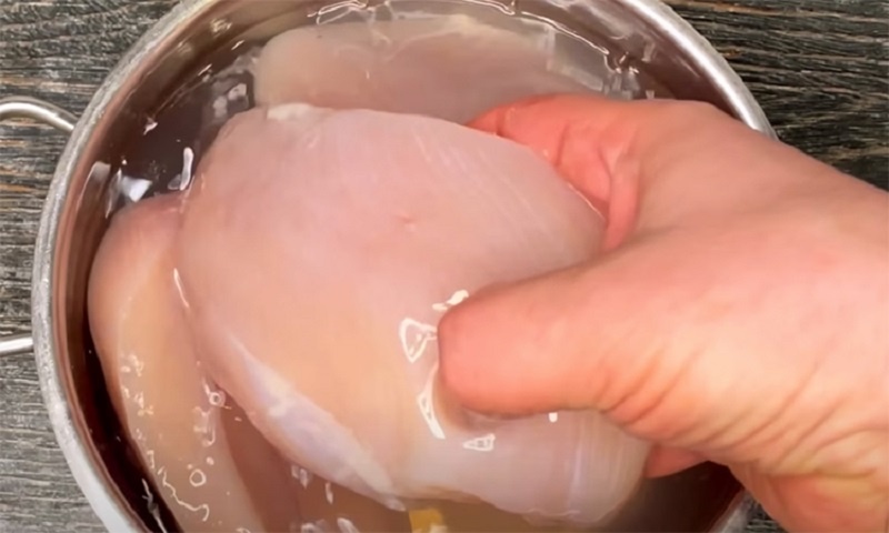 Как закоптить курицу дома без коптильни: плотный вкус и яркий аромат прямо в кастрюле