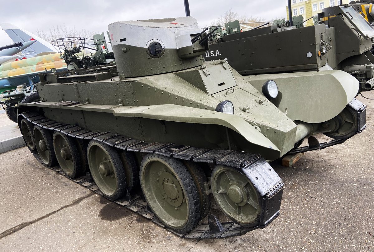 Боевая масса- 11...11,3 тонны; экипаж- 3 человека; вооружение- спаренная установка 7,62*54мм пулеметов ДА-2; 7,62*54мм пулемет ДТ; боекомплект- 2709 патронов; бронирование: лоб, борт корпуса и башня- 13мм, корма корпуса-10мм, крыша-10мм, днище-6мм; двигатель- карбюраторный, "Либерти" или М-5-400, мощность- 400 л.с. при 1650об/мин; максимальная скорость по шоссе на гученицах- 52км/ч; на колесах- 72км/ч; емкость топливных баков- 360 литров; запас хода по шоссе: на гусеницах- 160км; на колесах- 200км; трансмиссия- механическая; подвеска- индивидуальная пружинная ( типа "Кристи").