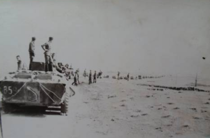 Колонна бронетехники советской пограничной ММГ в ДРА