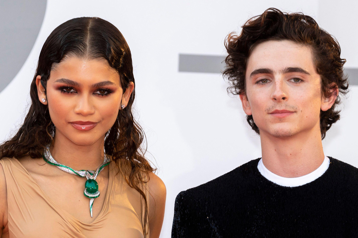     Зендая в костюме со странным принтом вместе с бойфрендом Кайли Дженнер появилась на публике в Лас-Вегасе