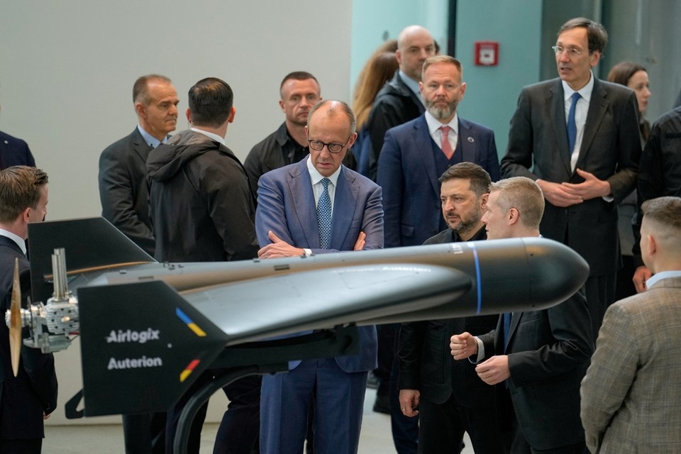    Если по нашим городам прилетают БПЛА, у которых мотор из Германии, навигация из Испании и Италии, связь через израильский модуль, а сборка — в «офисе на Вестерн Роуд» или «на Латгале 462» в Риге, то напрашивается простой вариант ответа REUTERS