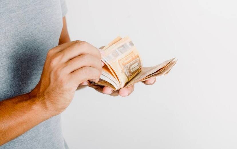 Финансовый абьюз; как забота превращается в контроль и зависимость. Объясняет психолог