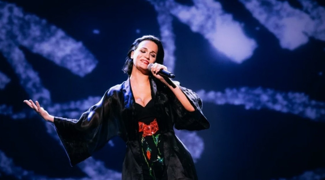 Залы Славы всегда полны, ее хиты поет вся страна, а звания получают те, чьи имена вызывают у обычного человека лишь недоуменное поднятие брови.