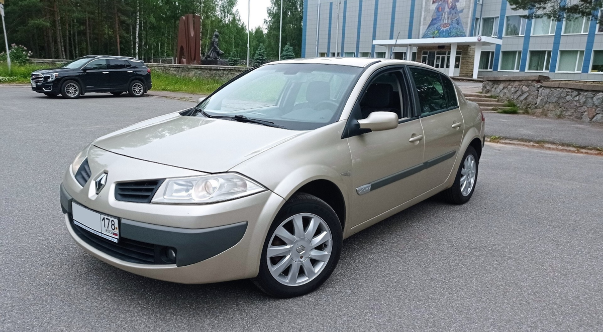 Фото в вечер сделки. На заднем фоне новое приобретение продавца.