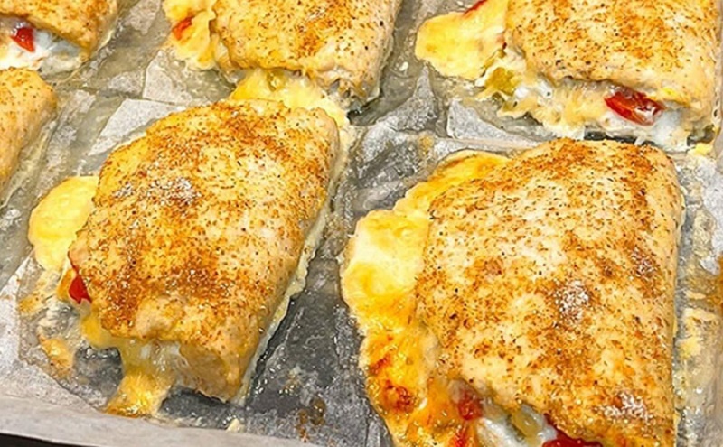Куриные конвертики с сочной начинкой: вкусный ужин для всей семьи 