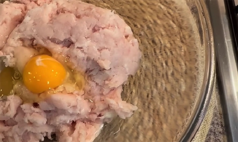 Куриные конвертики с сочной начинкой: вкусный ужин для всей семьи 