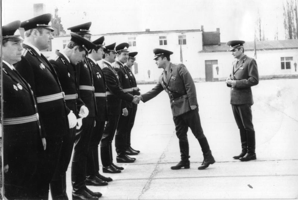 Товарищи офицеры!