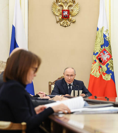 Не растет колосс