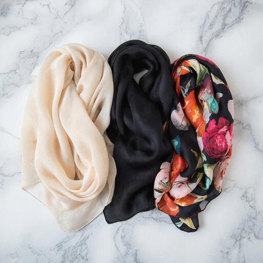 Шёлковые платки-каре — моя база. Нейтральный, с принтом и яркий — три варианта, которые закрывают все случаи жизни